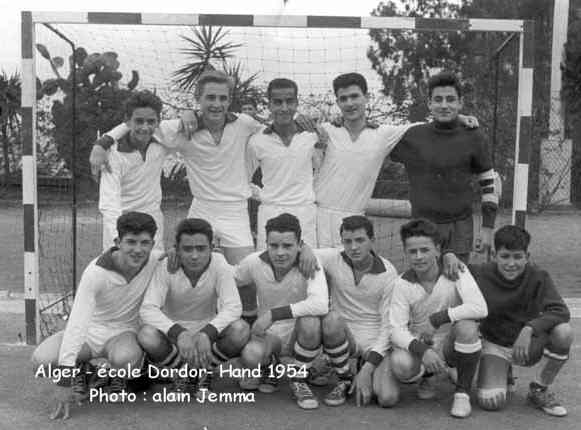 L'équipe de Hand-ball de l'école Dordor remportele Tournoi Universitaire d'Alger en 1954